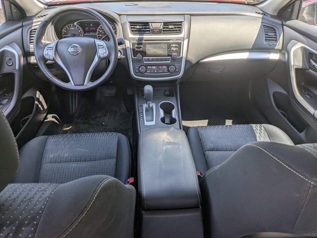 Nissan Altima Vehicle Full-screen Gallery Image 12