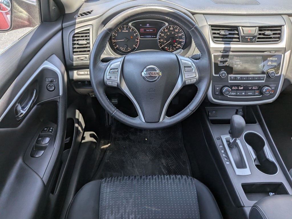 Nissan Altima Vehicle Full-screen Gallery Image 13
