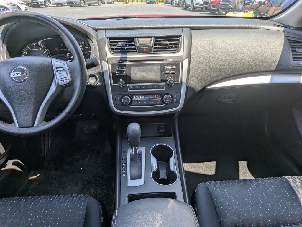 Nissan Altima Vehicle Full-screen Gallery Image 14