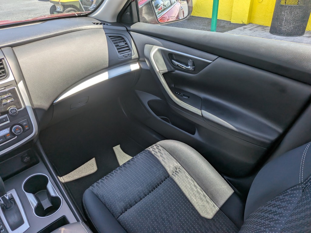 Nissan Altima Vehicle Full-screen Gallery Image 15