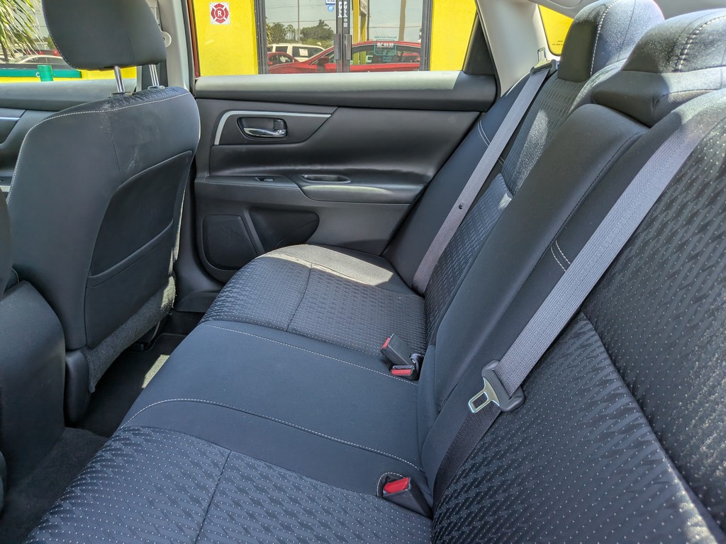 Nissan Altima Vehicle Full-screen Gallery Image 16