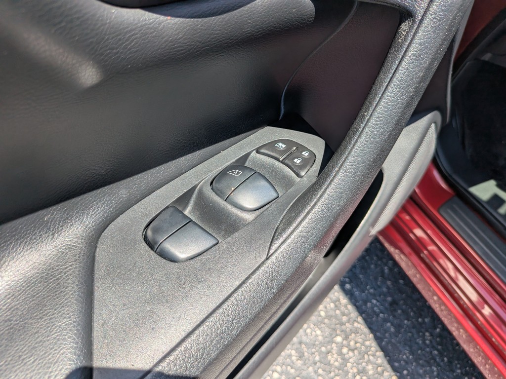 Nissan Altima Vehicle Full-screen Gallery Image 17