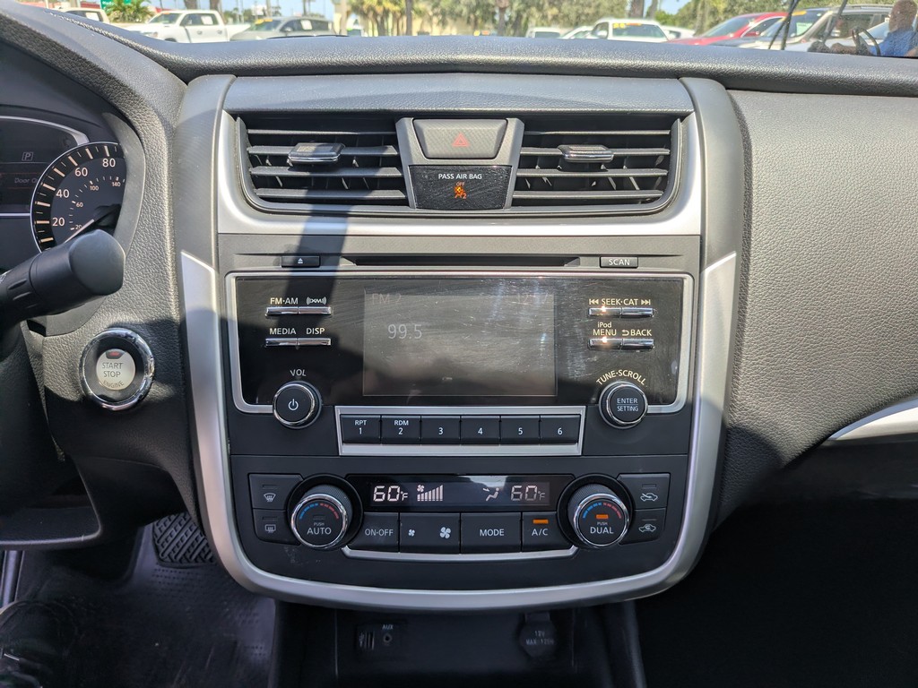 Nissan Altima Vehicle Full-screen Gallery Image 20