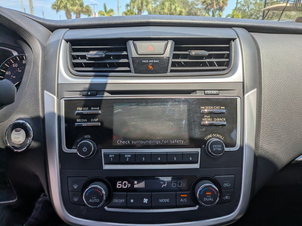 Nissan Altima Vehicle Full-screen Gallery Image 21