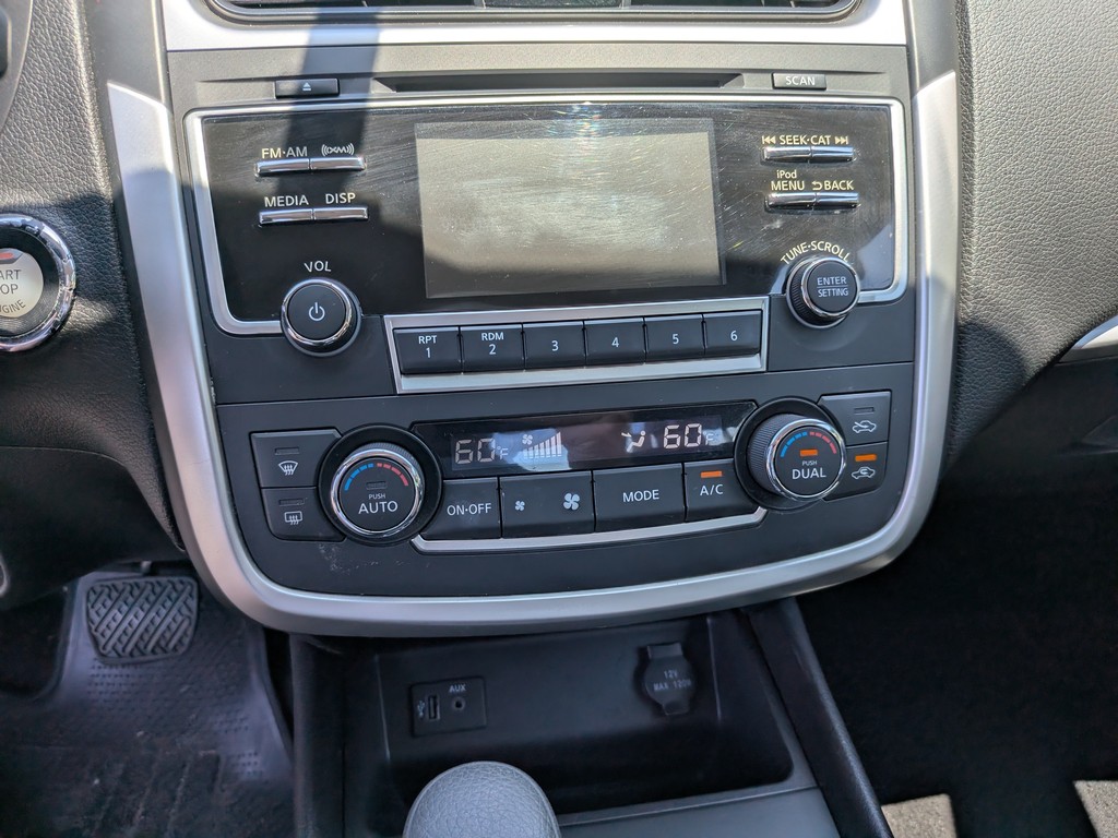 Nissan Altima Vehicle Full-screen Gallery Image 22