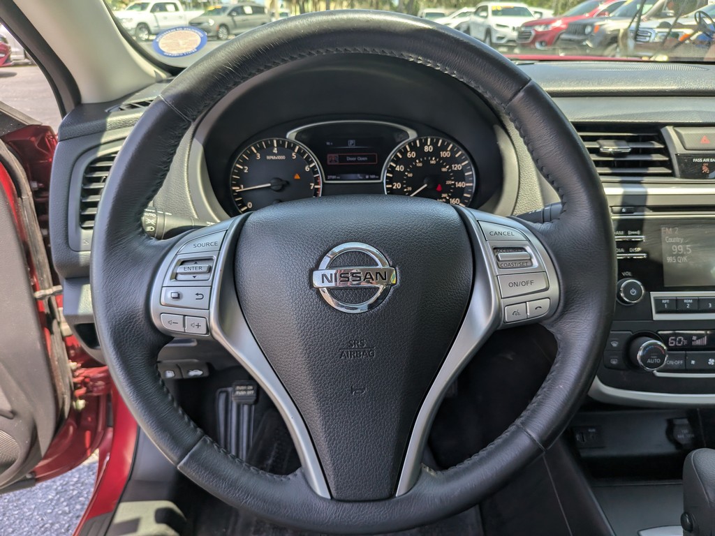 Nissan Altima Vehicle Full-screen Gallery Image 26