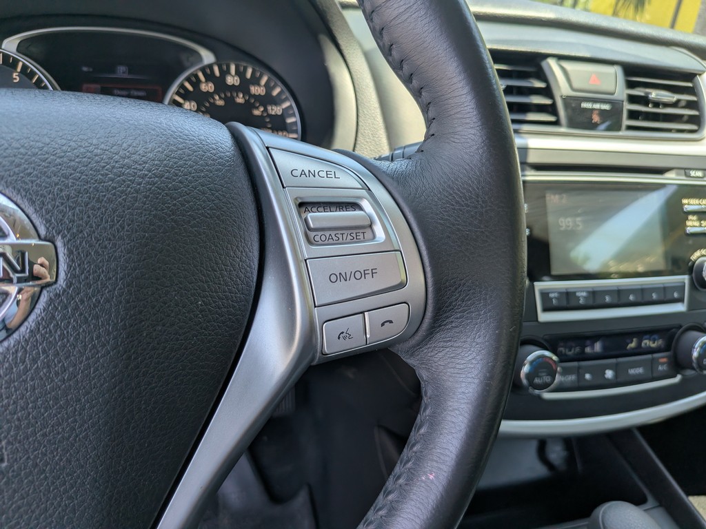Nissan Altima Vehicle Full-screen Gallery Image 28