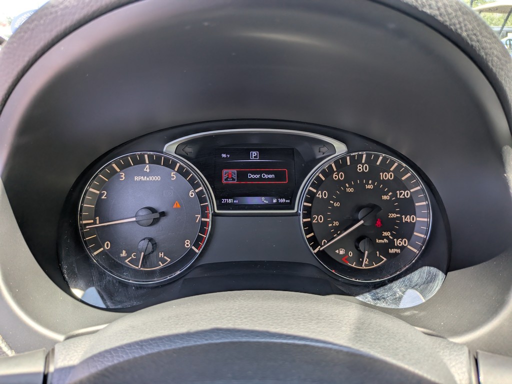 Nissan Altima Vehicle Full-screen Gallery Image 31