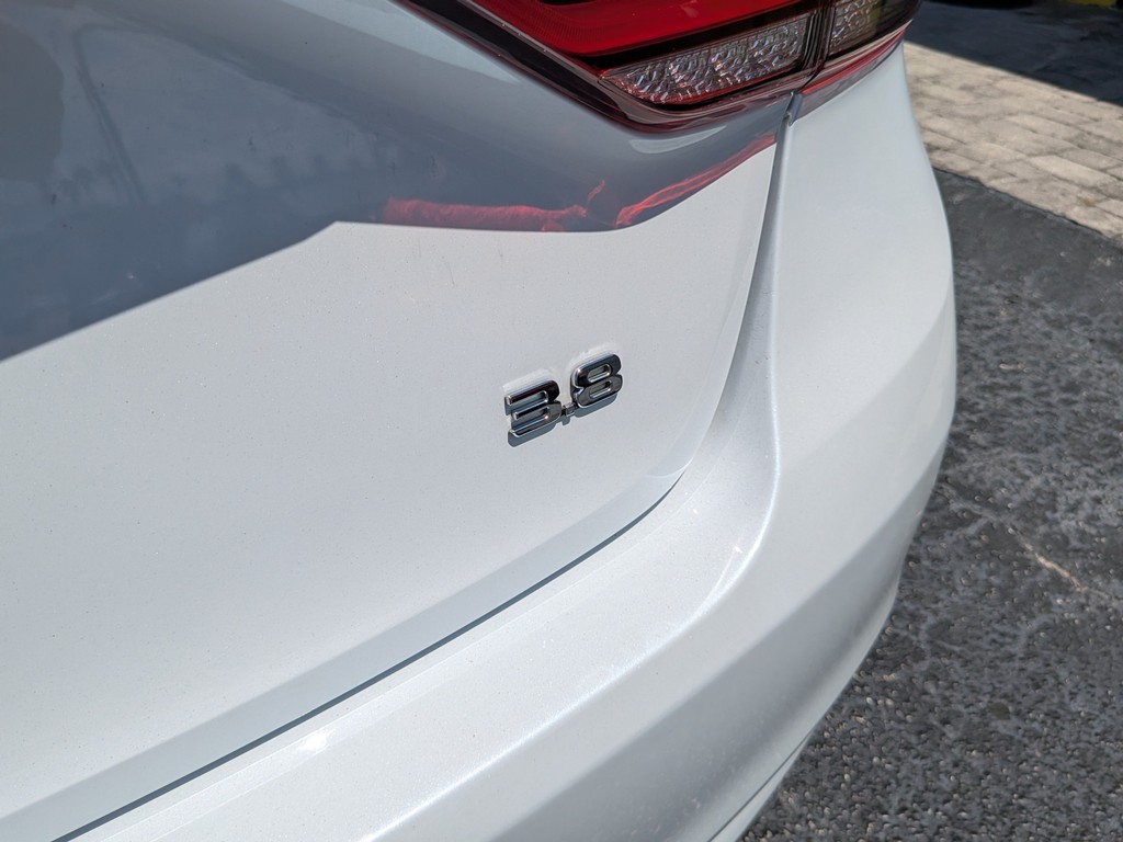 Genesis G80 Vehicle Full-screen Gallery Image 08