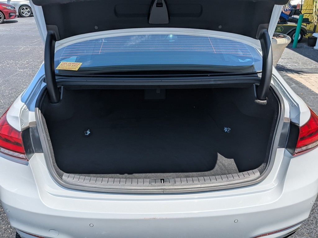 Genesis G80 Vehicle Full-screen Gallery Image 09