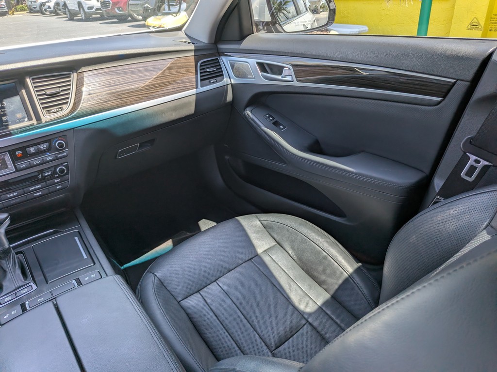 Genesis G80 Vehicle Full-screen Gallery Image 14