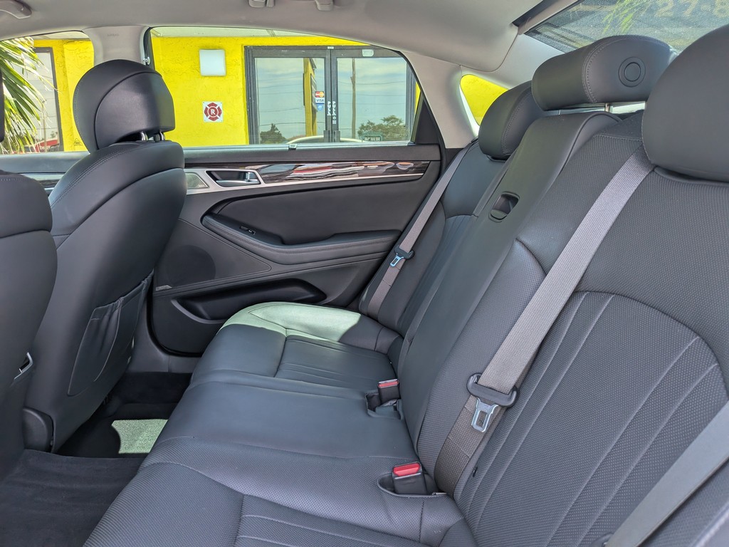 Genesis G80 Vehicle Full-screen Gallery Image 15