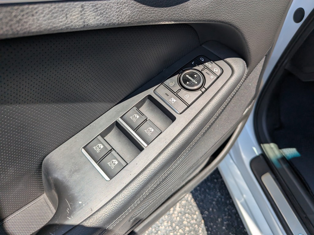 Genesis G80 Vehicle Full-screen Gallery Image 16