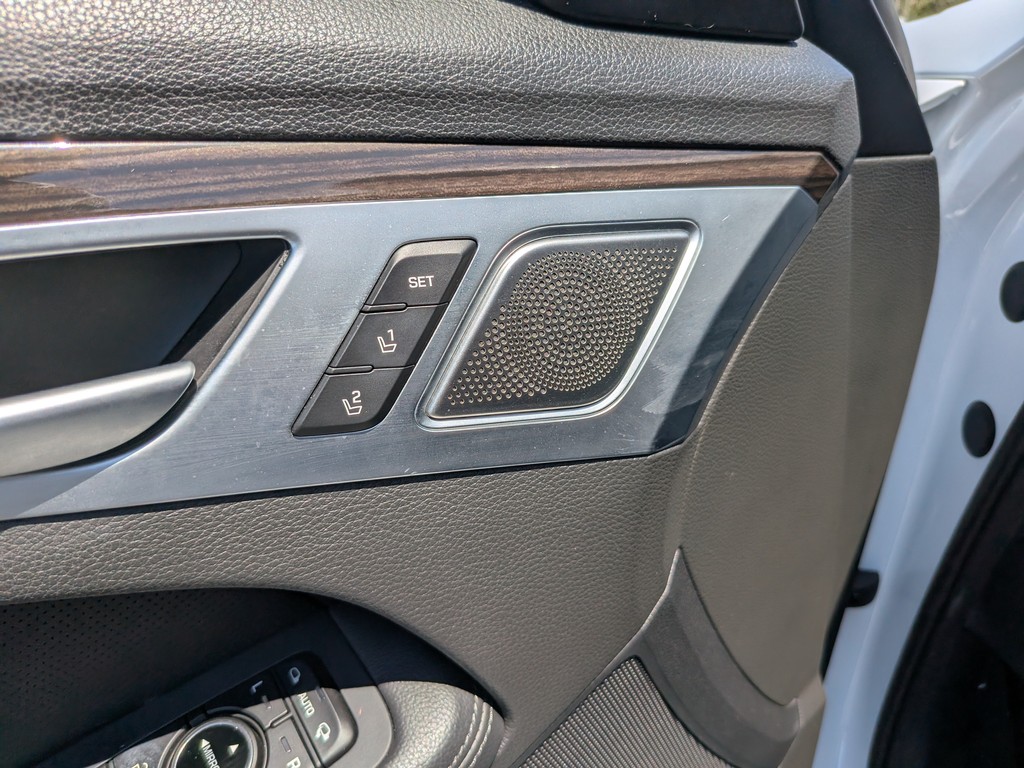 Genesis G80 Vehicle Full-screen Gallery Image 17