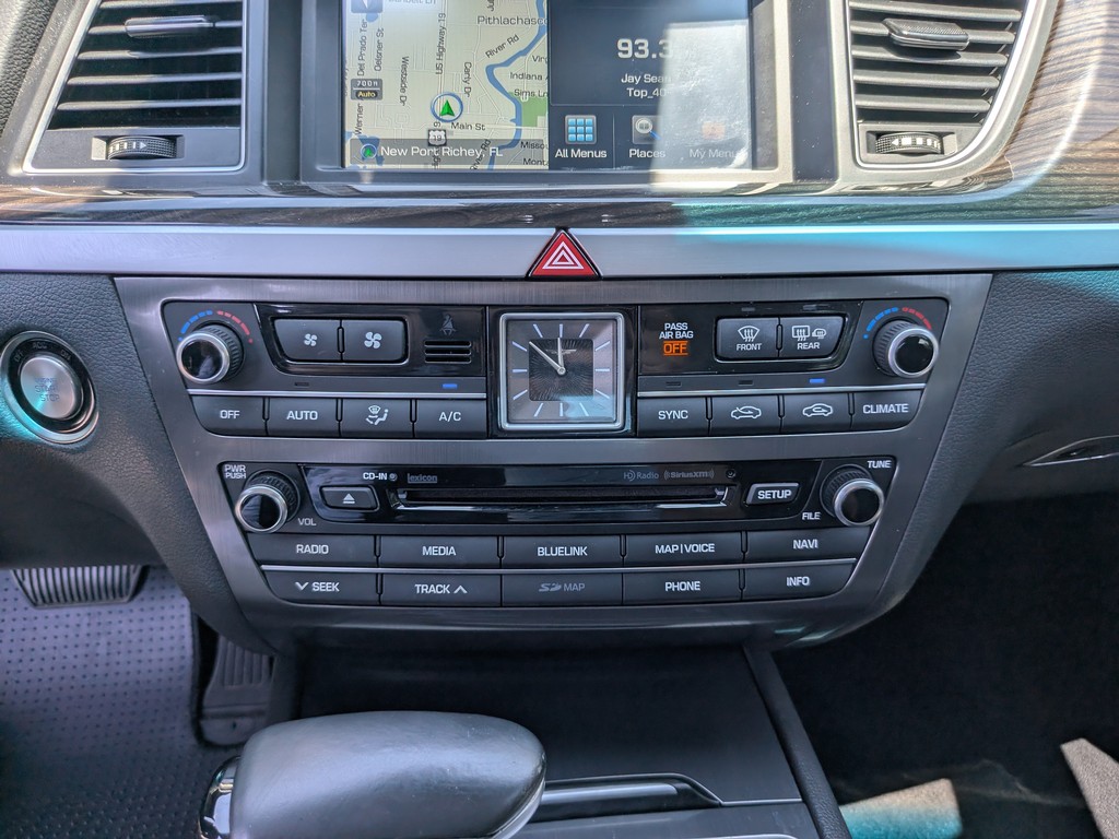 Genesis G80 Vehicle Full-screen Gallery Image 22