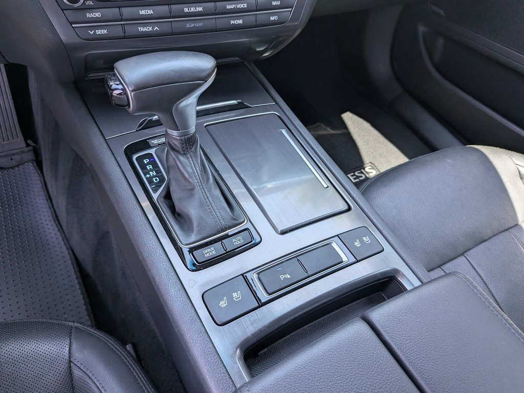 Genesis G80 Vehicle Full-screen Gallery Image 23