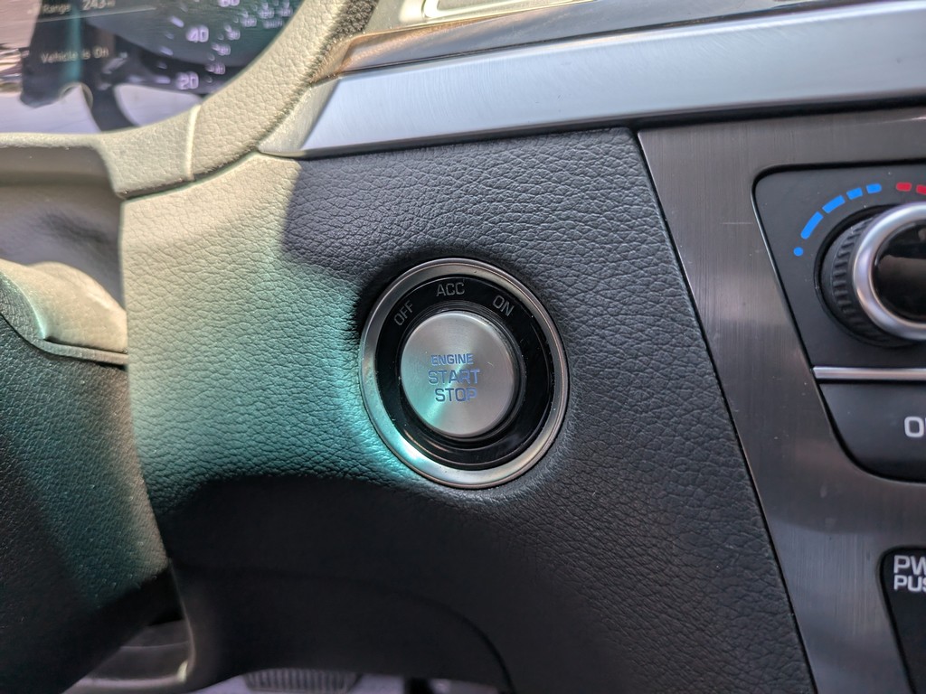 Genesis G80 Vehicle Full-screen Gallery Image 24