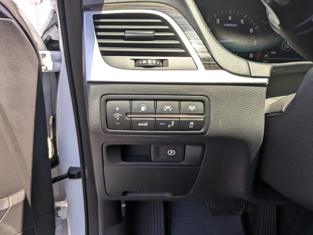 Genesis G80 Vehicle Full-screen Gallery Image 25