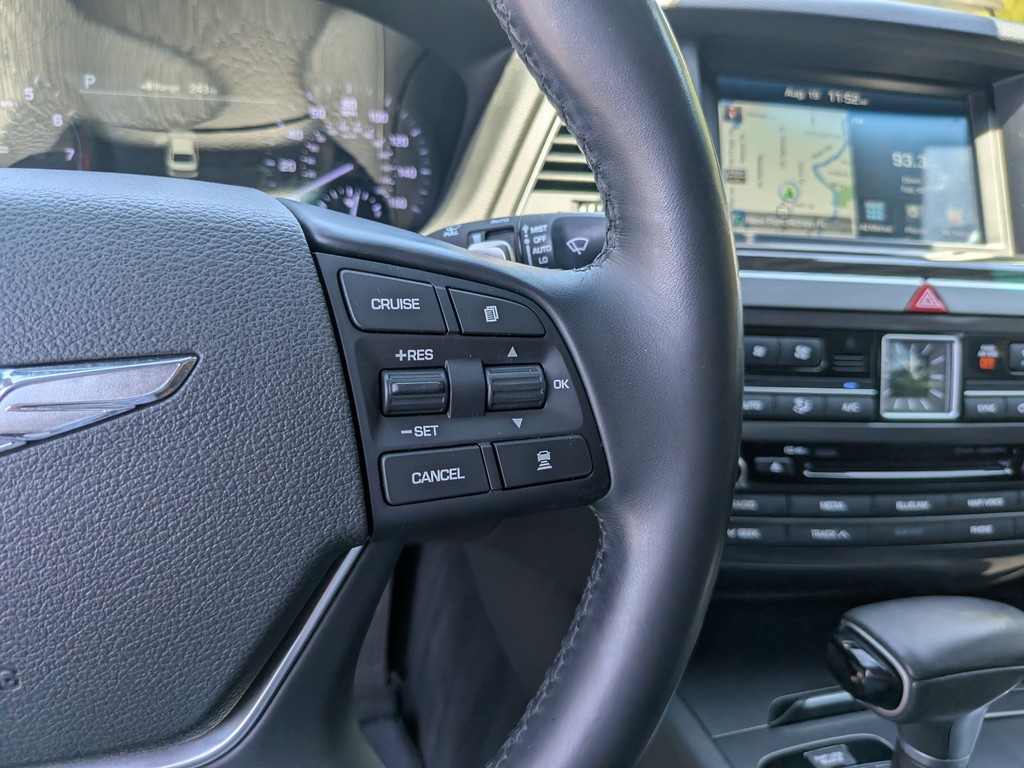 Genesis G80 Vehicle Full-screen Gallery Image 28