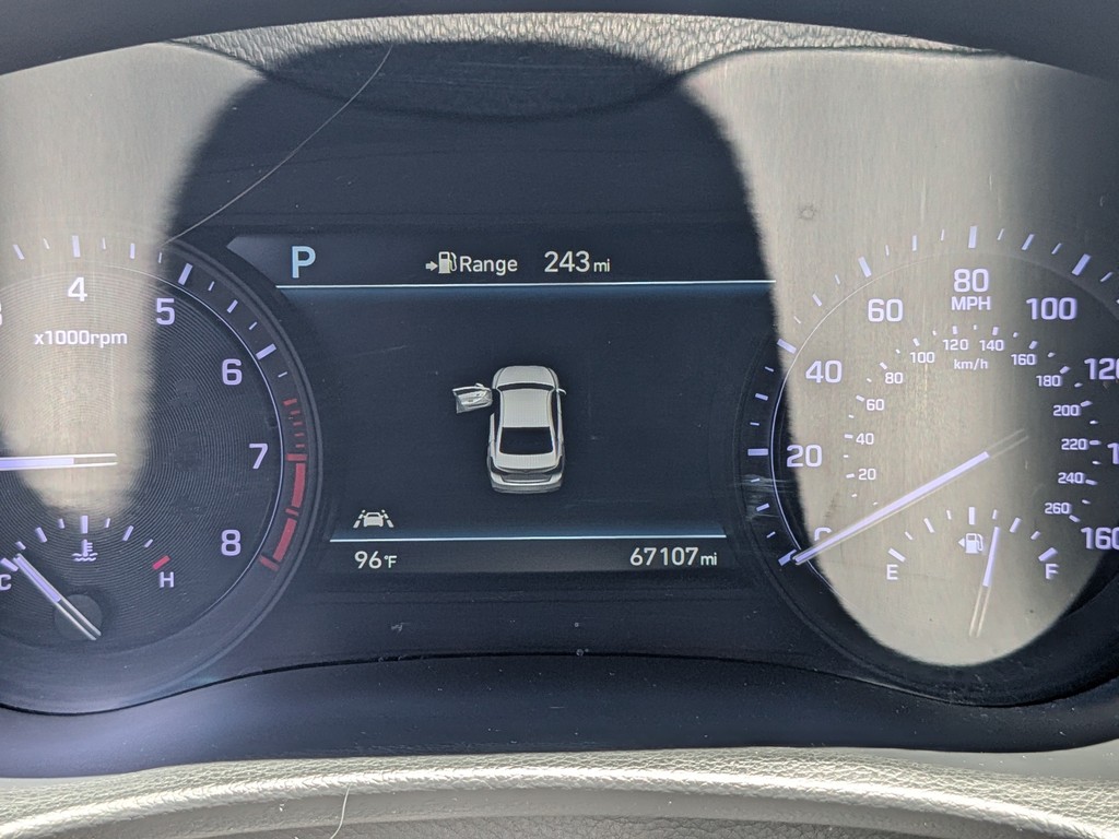 Genesis G80 Vehicle Full-screen Gallery Image 32