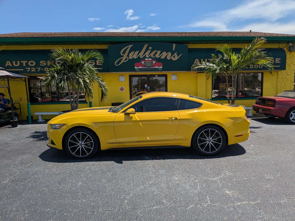 Ford Mustang Vehicle Full-screen Gallery Image 02