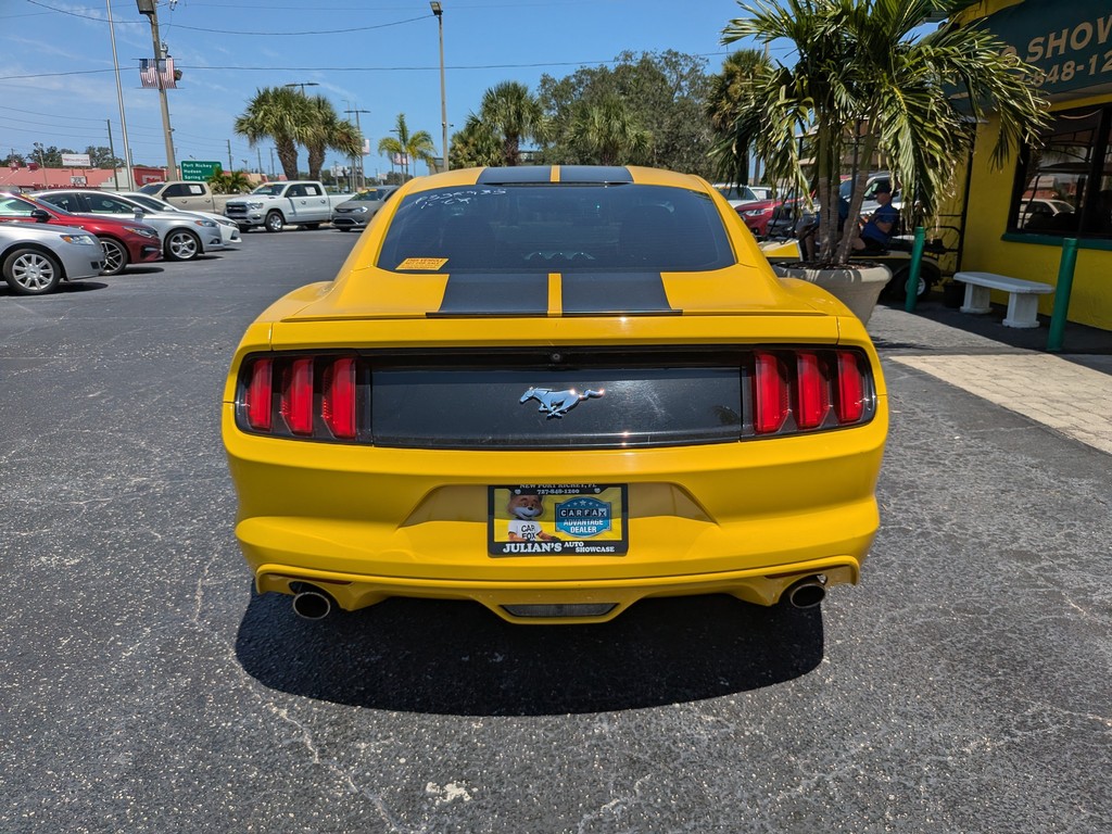 Ford Mustang Vehicle Full-screen Gallery Image 04