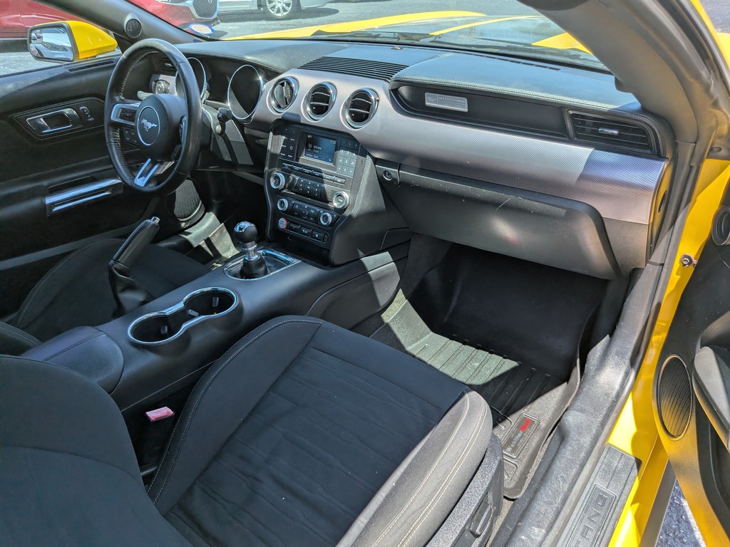 Ford Mustang Vehicle Full-screen Gallery Image 09