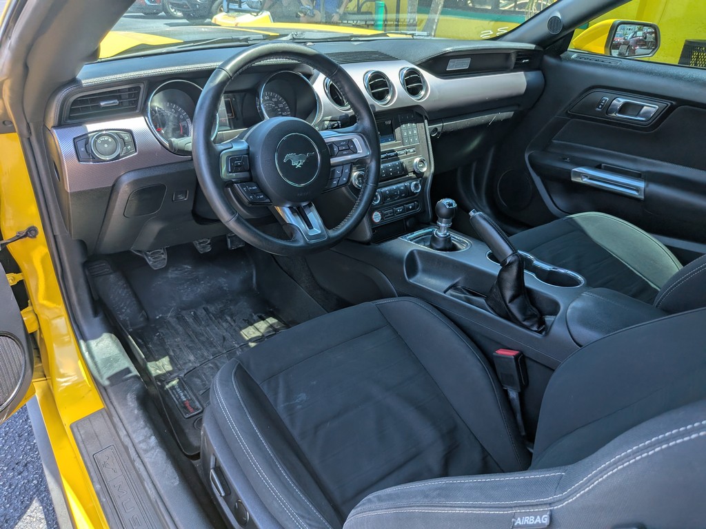 Ford Mustang Vehicle Full-screen Gallery Image 10