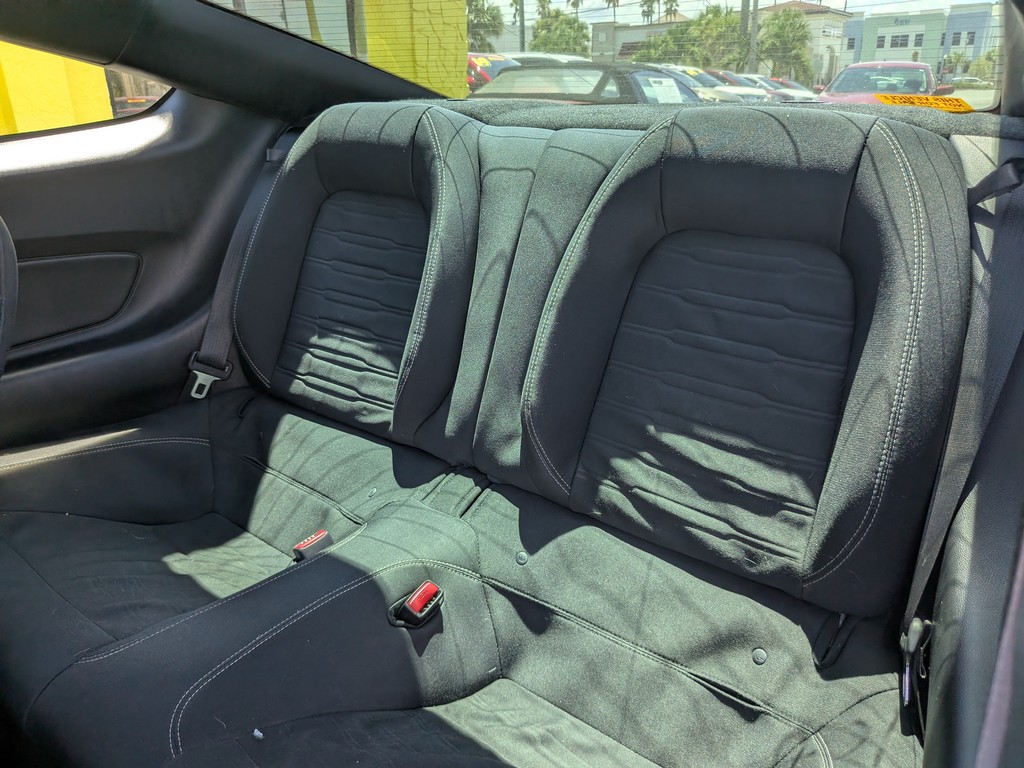 Ford Mustang Vehicle Full-screen Gallery Image 14