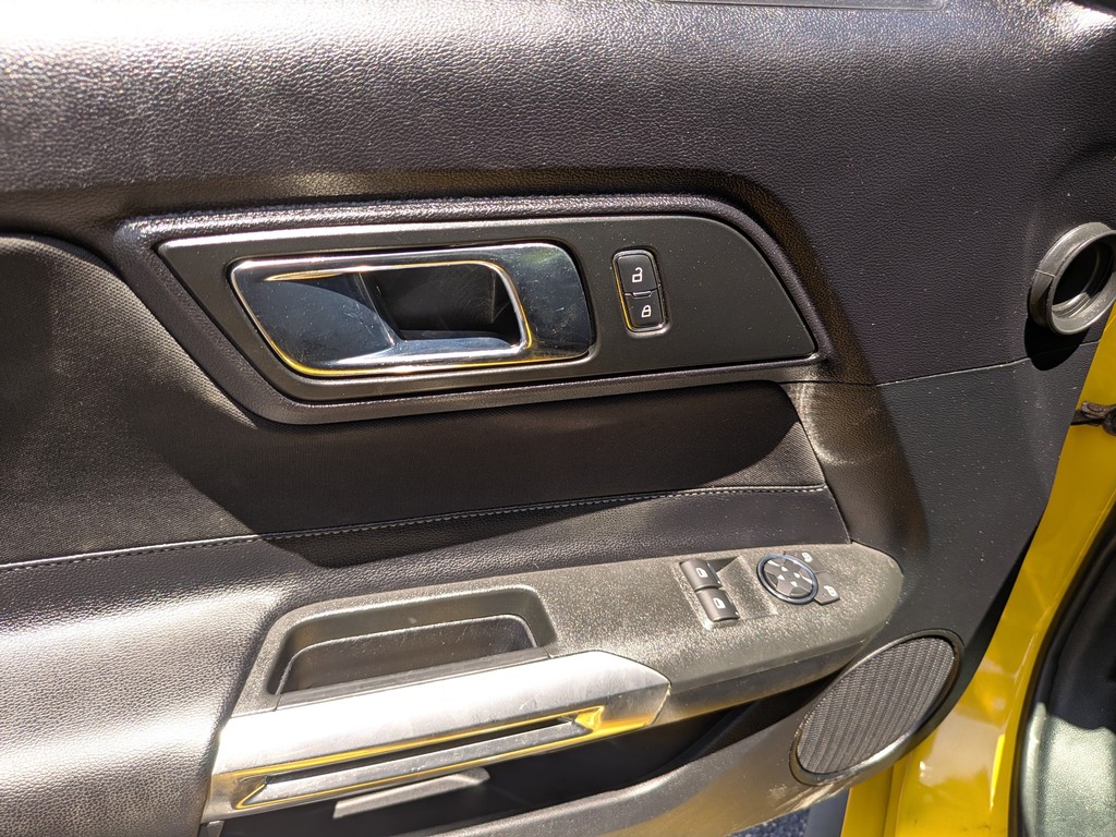 Ford Mustang Vehicle Full-screen Gallery Image 15