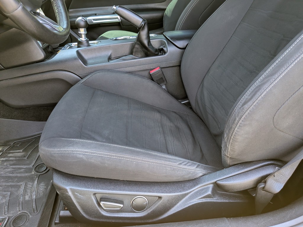 Ford Mustang Vehicle Full-screen Gallery Image 16