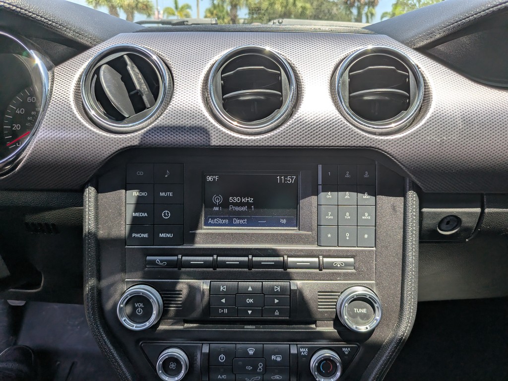 Ford Mustang Vehicle Full-screen Gallery Image 18