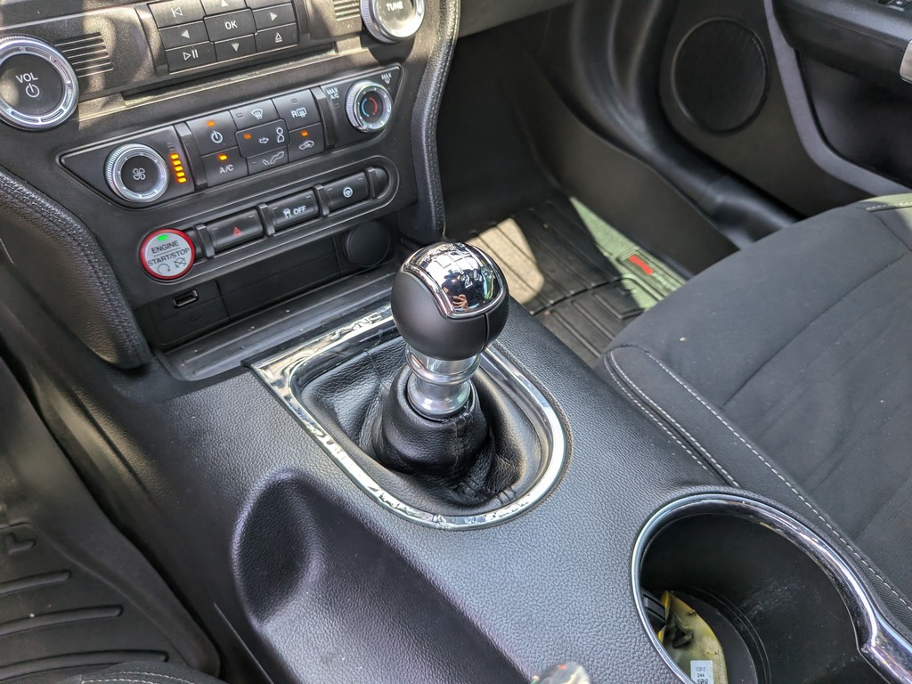 Ford Mustang Vehicle Full-screen Gallery Image 22