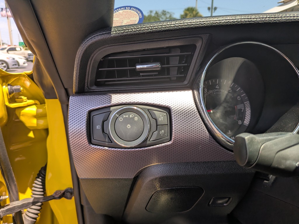 Ford Mustang Vehicle Full-screen Gallery Image 23