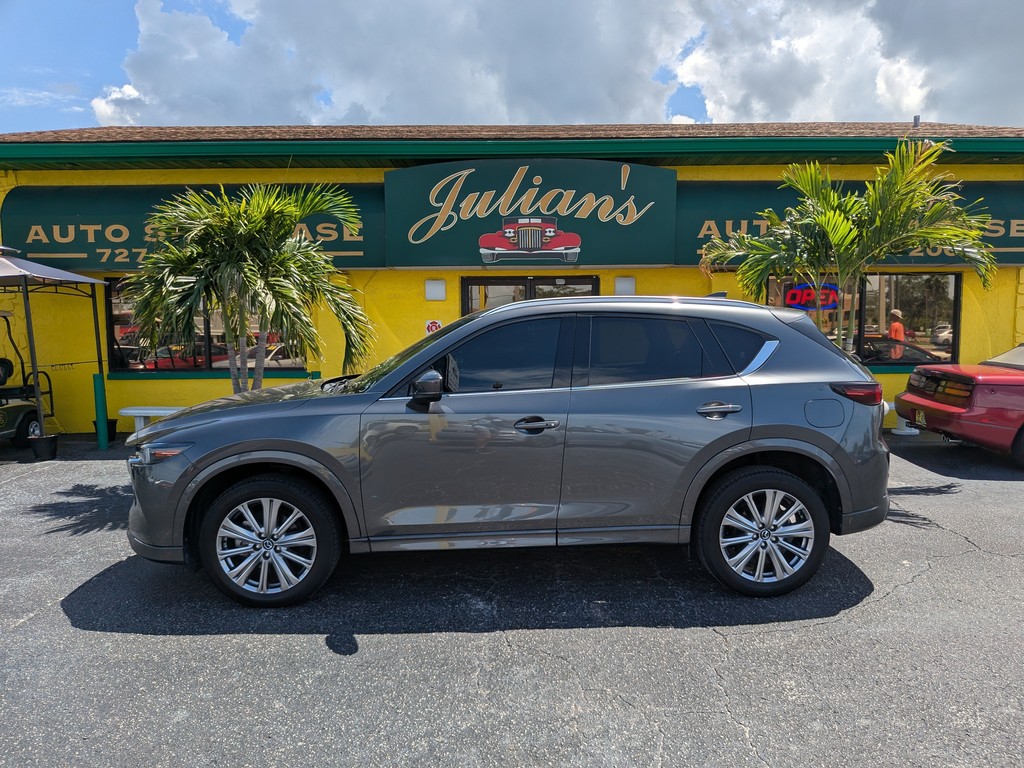 Mazda CX-5 Vehicle Full-screen Gallery Image 02