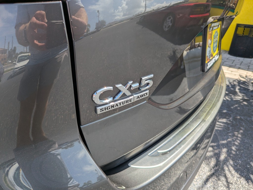 Mazda CX-5 Vehicle Full-screen Gallery Image 10