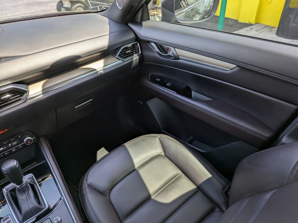 Mazda CX-5 Vehicle Full-screen Gallery Image 17