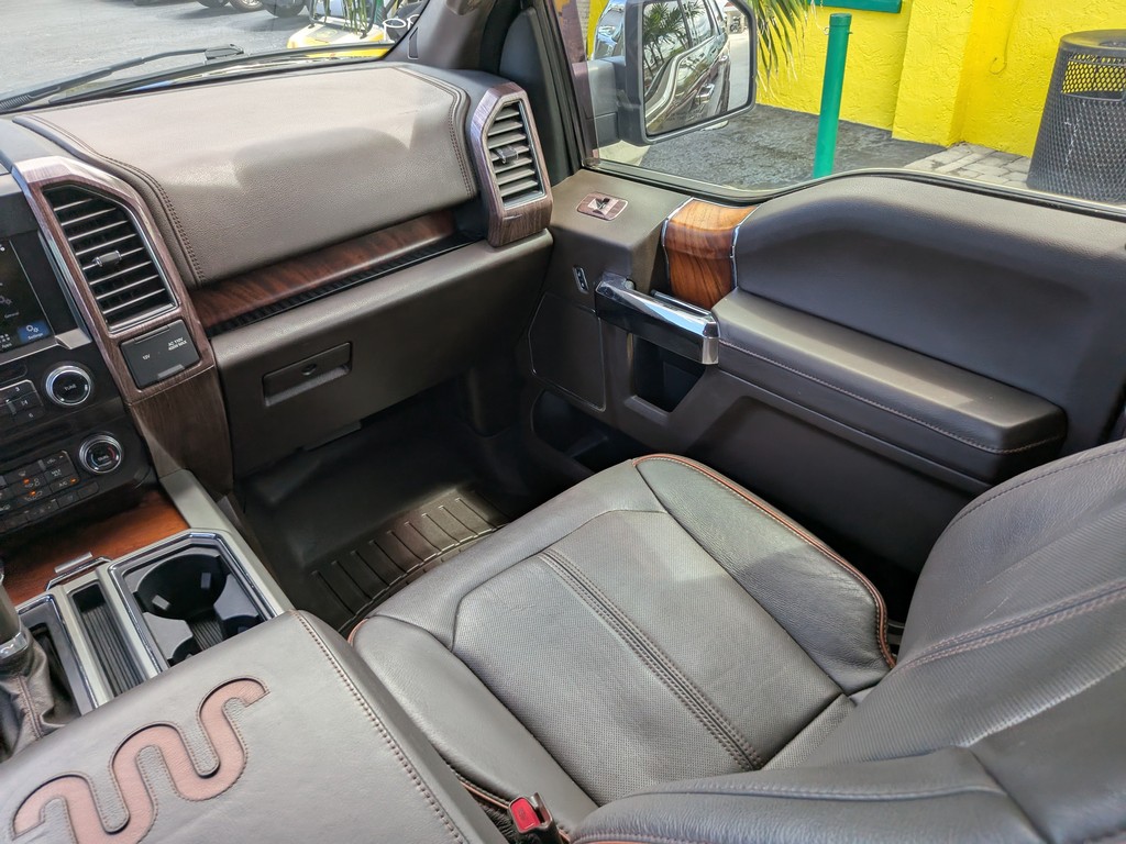 Ford F-150 Vehicle Full-screen Gallery Image 14