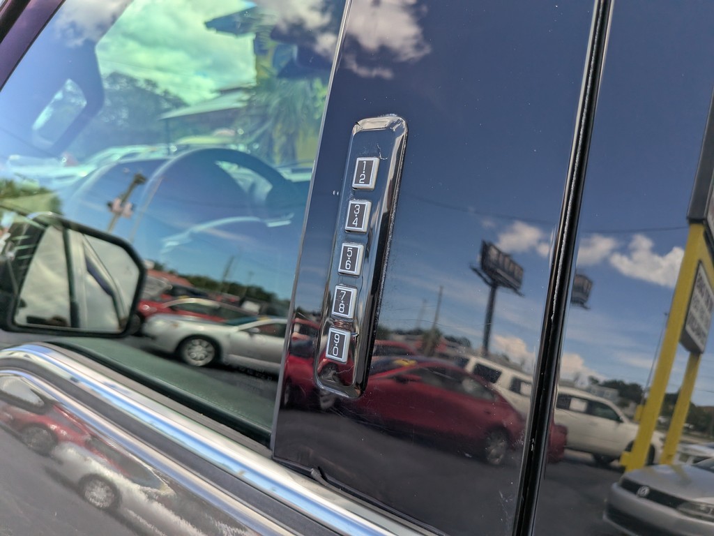 Ford F-150 Vehicle Full-screen Gallery Image 16