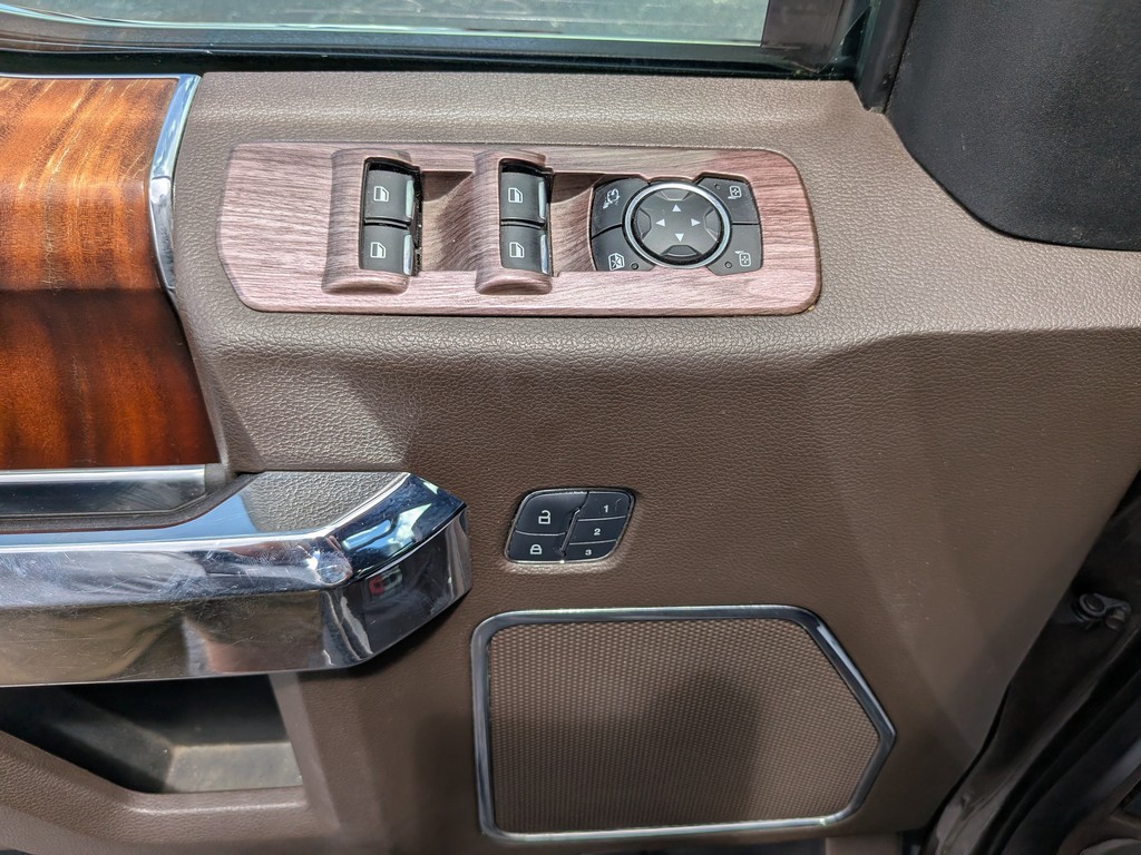 Ford F-150 Vehicle Full-screen Gallery Image 17