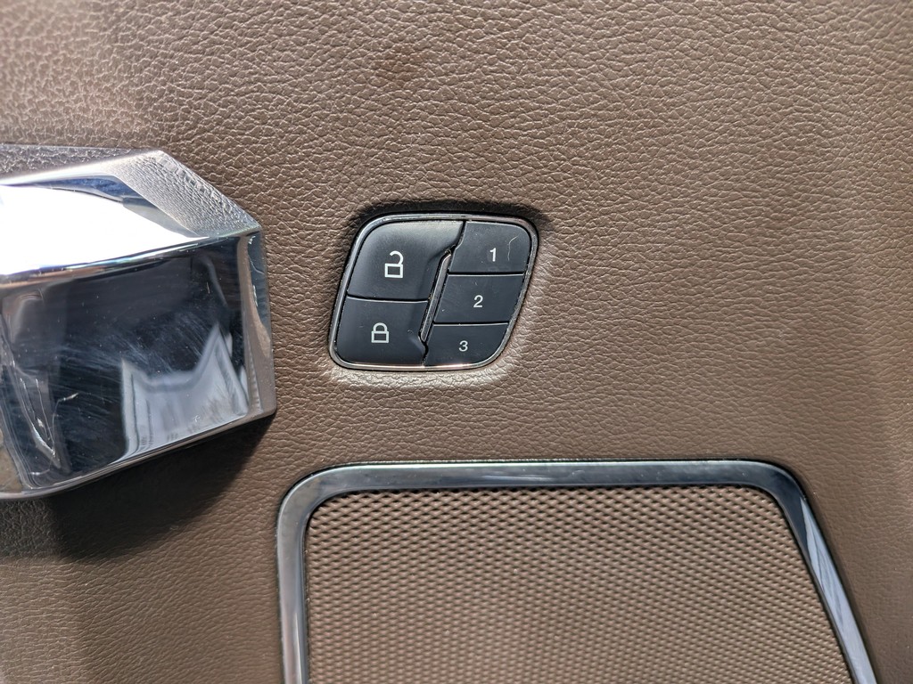 Ford F-150 Vehicle Full-screen Gallery Image 18