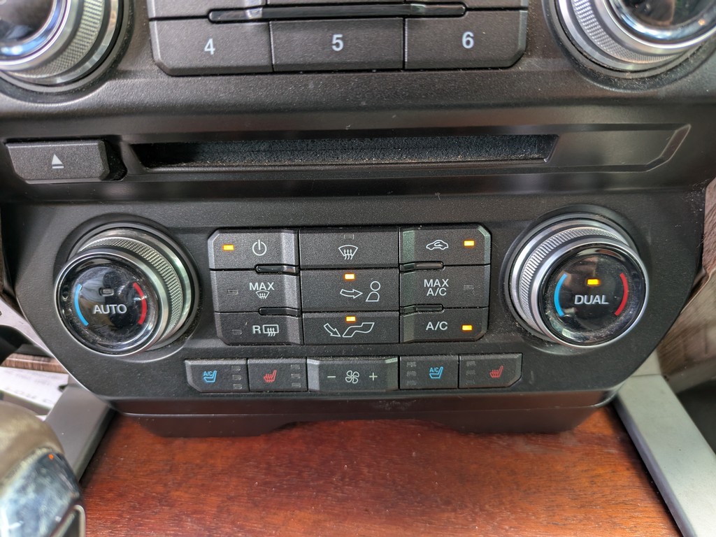 Ford F-150 Vehicle Full-screen Gallery Image 24