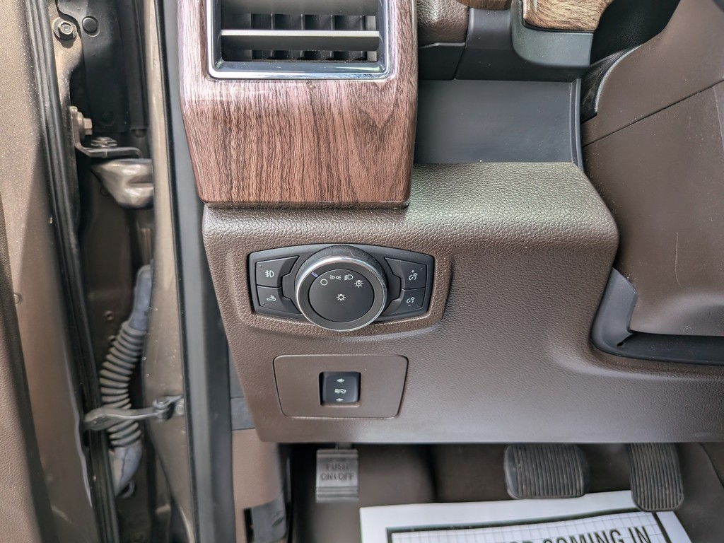 Ford F-150 Vehicle Full-screen Gallery Image 28