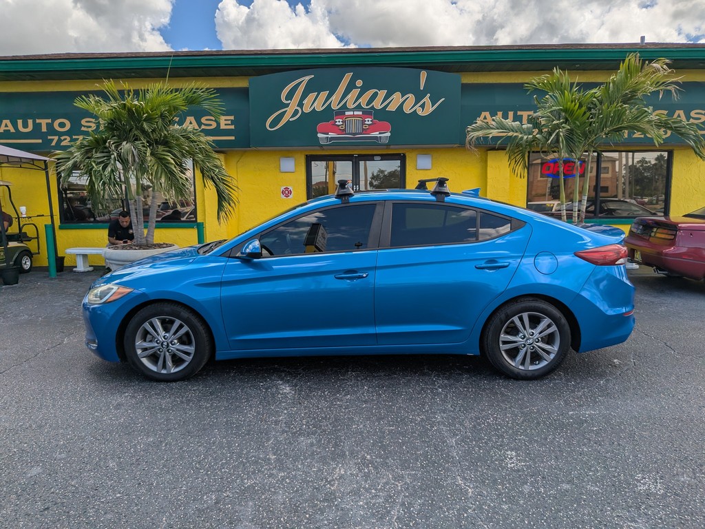 Hyundai Elantra Vehicle Full-screen Gallery Image 02