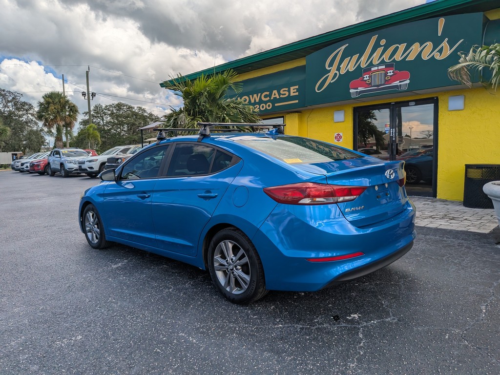 Hyundai Elantra Vehicle Full-screen Gallery Image 03