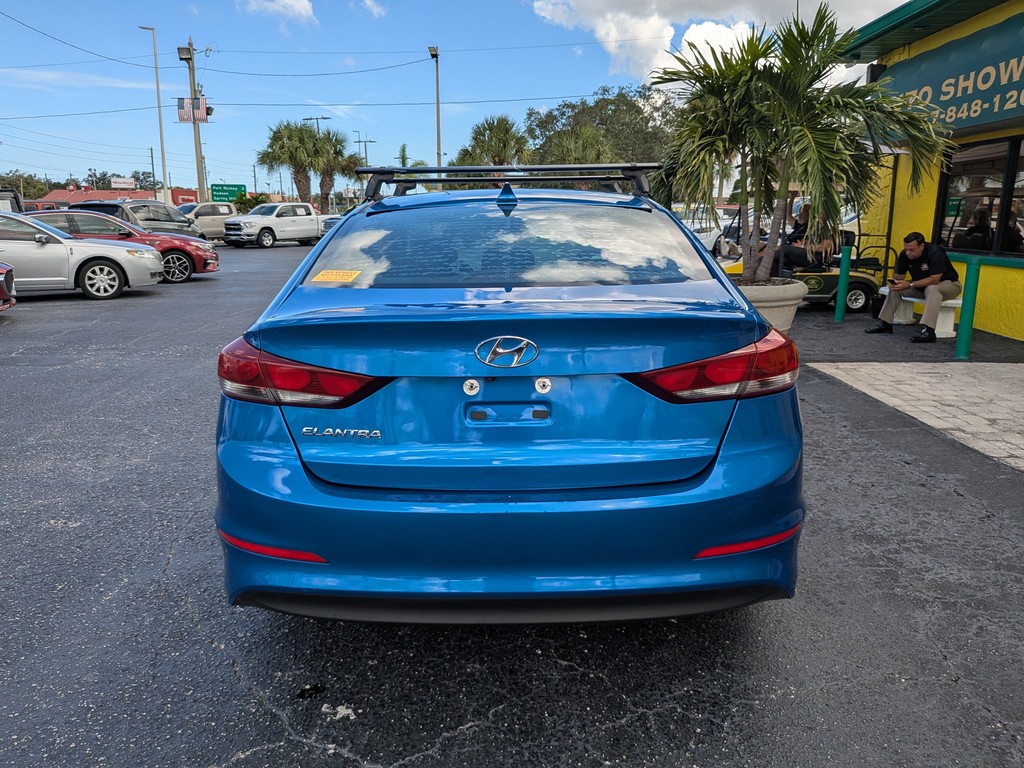 Hyundai Elantra Vehicle Full-screen Gallery Image 04