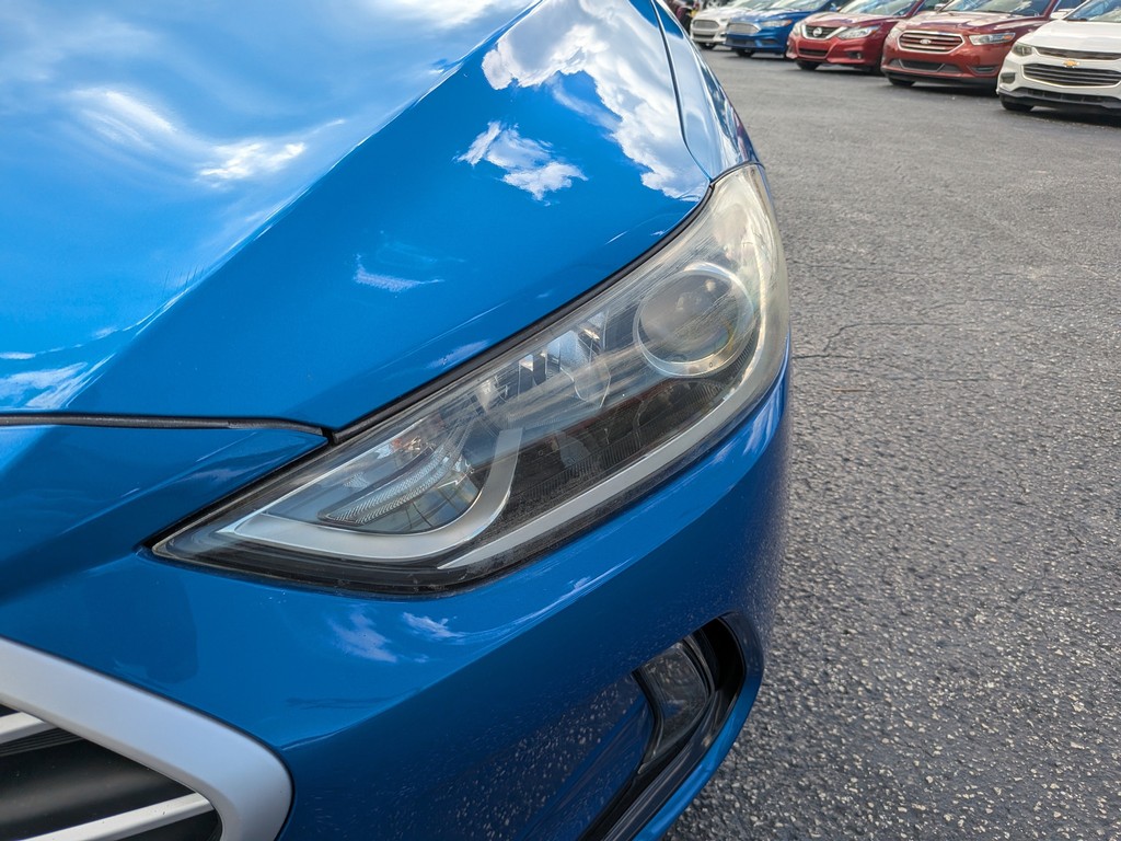 Hyundai Elantra Vehicle Full-screen Gallery Image 06