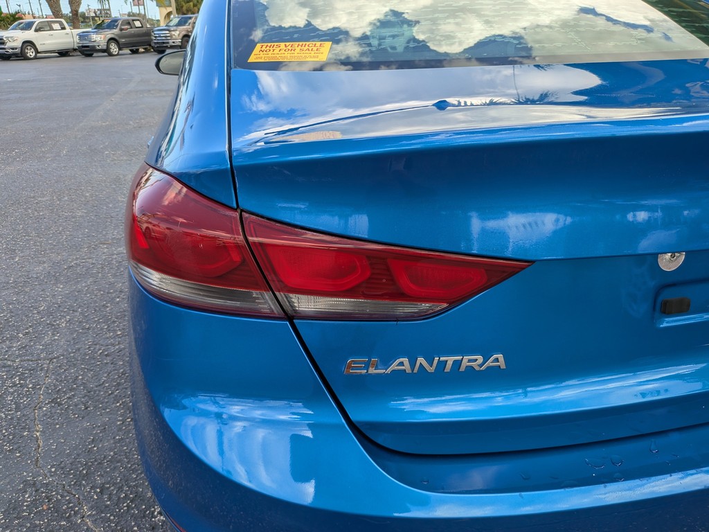 Hyundai Elantra Vehicle Full-screen Gallery Image 07