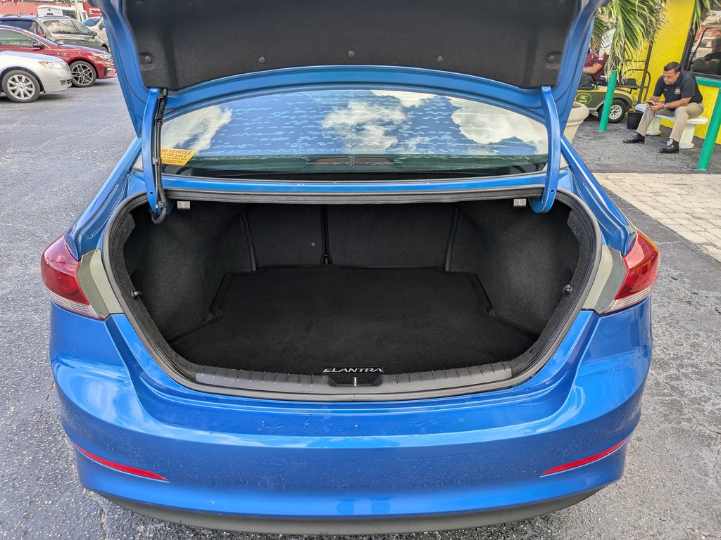 Hyundai Elantra Vehicle Full-screen Gallery Image 08