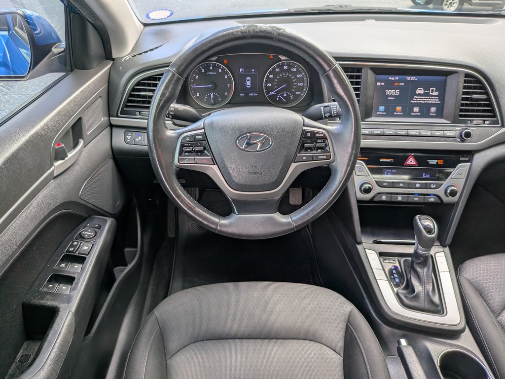 Hyundai Elantra Vehicle Full-screen Gallery Image 11